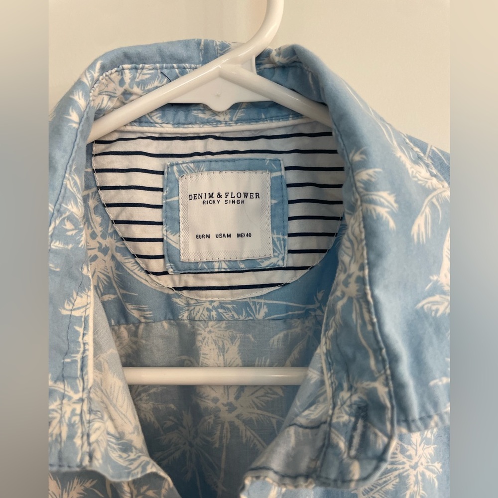 Denim & Flower Light Blue Palm Tree Print Short Sleeve Button-Down Shirt - Picture 2 of 4